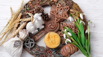 Wiccan,Altar,For,Imbolc,Sabbat.,Pagan,Festive,Ritual.,Brigid's,Cross